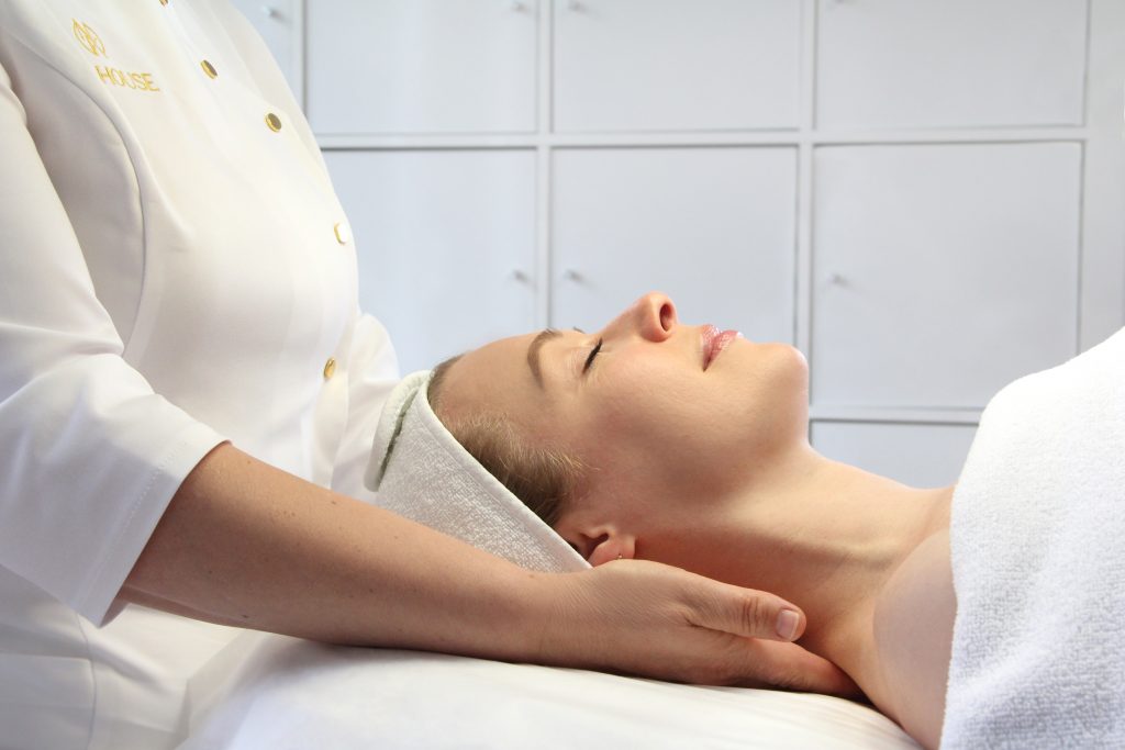 Behandlungen im SkinHouse Kosmetikstudio in Karlsruhe. Die Kosmetikerin Natalija Nikanova-Kunz behandelt eine eine Kundin, die entspannt auf der Liege liegt. Die Kundin steht hier im Fokus.