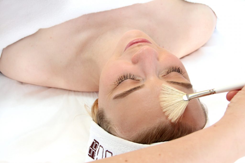 Fallstudien aus dem SkinHouse Karlsruhe. Kosmetikstudio in Karlsruhe. Die Kosmetikerin Natalija Nikanova-Kunz behandelt eine Kundin.