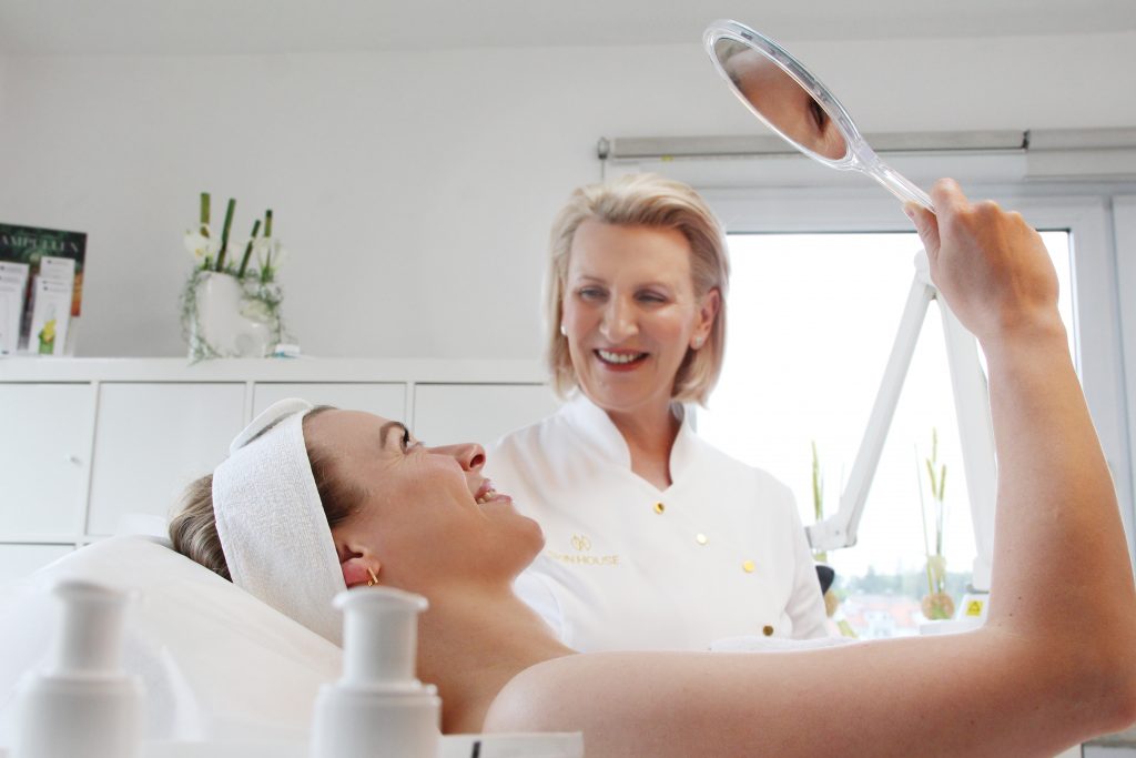 Strahlende Haut im SkinHouse Kosmetikstudio in Karlsruhe. Die Kosmetikerin Natalija Nikanova-Kunz mit einer Kundin bespricht das Ergebnis der Behandlung.