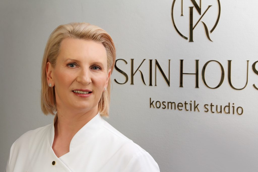 Skinhouse Karlsruhe. Kosmetikstudio in Karlsruhe. Die Kosmetikerin Natalija Nikanova-Kunz in ihrem Kosmetikstudio vor ihrem Logo.